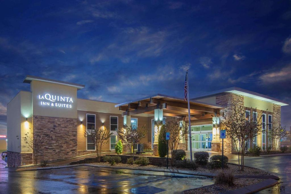 La Quinta Inn & Suites